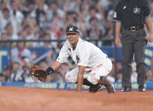 ロッテ対日本ハム　9回表日本ハム2死一塁、平沼の打球を好捕し笑顔の福浦（撮影・黒川智章）