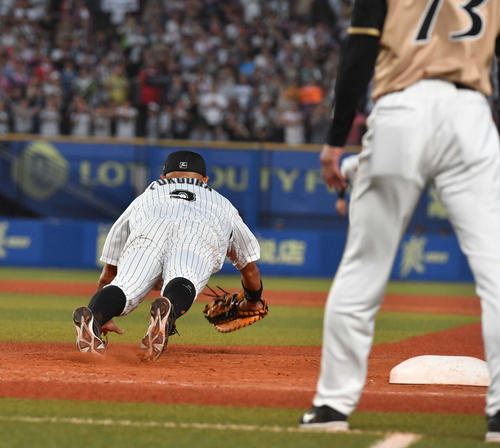ロッテ対日本ハム、9回表日本ハム2死一塁、平沼の一塁ライナーをダイビングキャッチする福浦（撮影・柴田隆二）