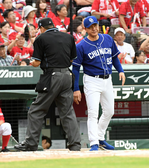 広島対中日　8回裏広島2死満塁、大野雄の交代を告げる与田監督（撮影・前岡正明）