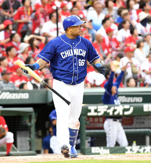 広島対中日　9回表中日無死二塁、ビシエドは左越え2点本塁打を放つ（撮影・前岡正明）