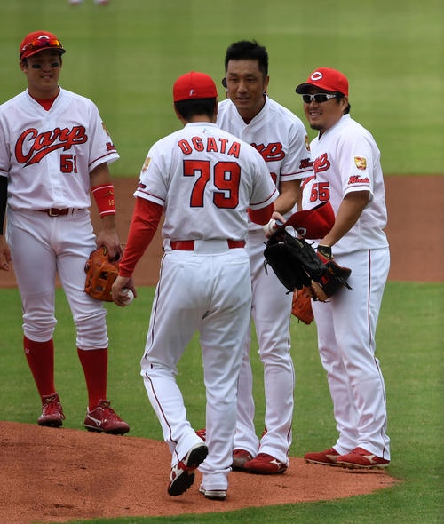 広島対中日　1回、引退試合の登板を追えた永川（中央）は緒方監督から声を掛けられる（撮影・前岡正明）