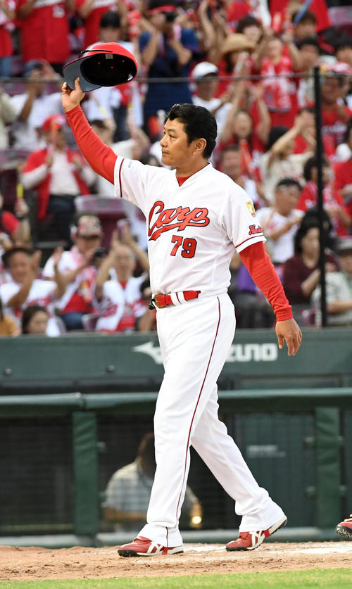広島対中日　中日にサヨナラ勝ち、ファンの声援に応える緒方監督（撮影・前岡正明）
