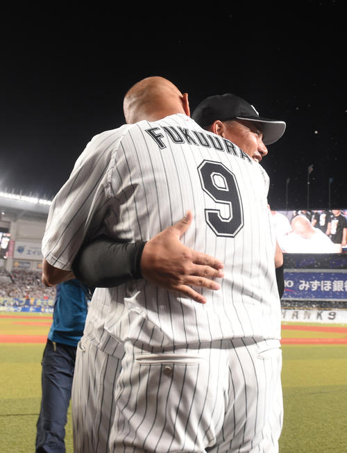 引退セレモニーで井口監督と抱き合う福浦（撮影・柴田隆二）