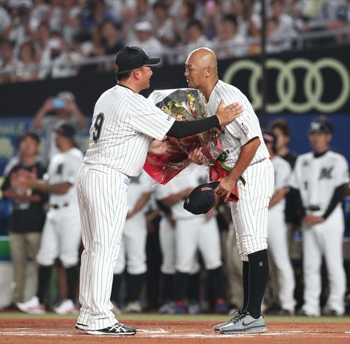 ロッテ対日本ハム　引退セレモニーで井口監督（左）から花束を受け取る福浦（撮影・黒川智章）