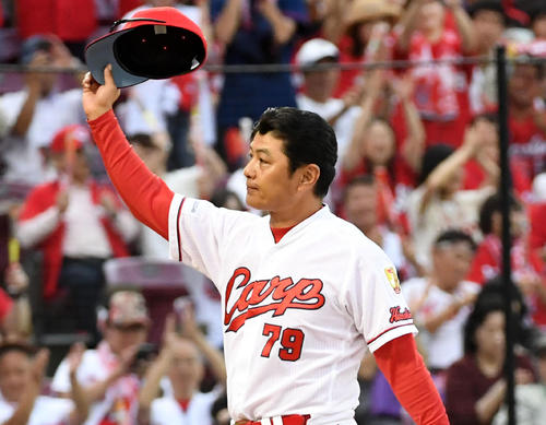 広島対中日　中日にサヨナラ勝ち、ファンの声援に応える緒方監督（撮影・前岡正明）