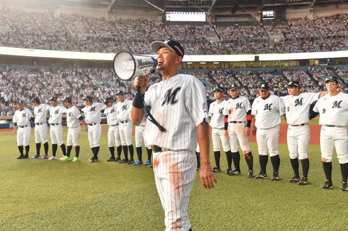 ロッテ対日本ハム、勝利しマイクパフォーマンスする福浦(中央)（撮影・柴田隆二）