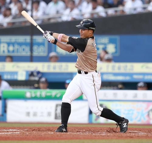 ロッテ対日本ハム　7回表日本ハム無死、右翼線に二塁打を放つ田中賢（撮影・黒川智章）