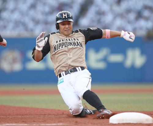 ロッテ対日本ハム　7回表日本ハム無死二塁、清宮の中飛で三塁に進塁する田中賢（撮影・黒川智章）