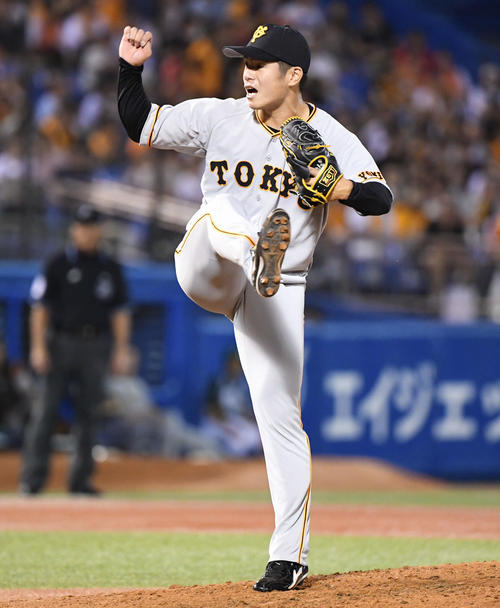 ヤクルト対巨人　巨人2番手で登板した古川（撮影・山崎安昭）