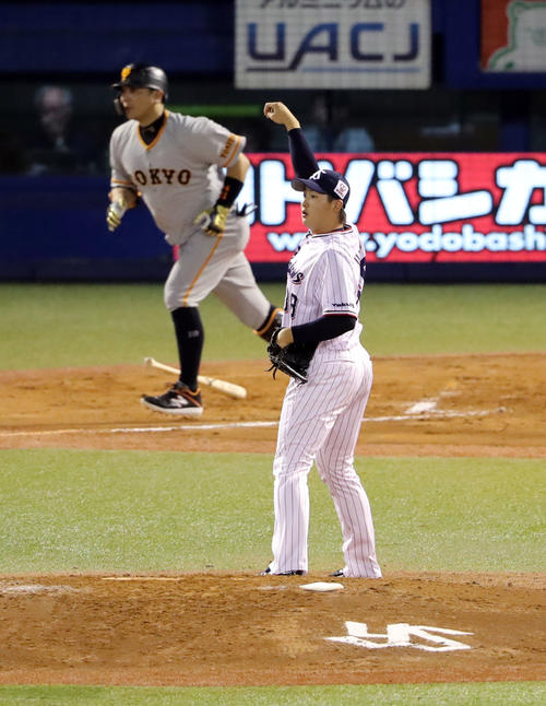 ヤクルト対巨人　8回表巨人1死、阿部（左）にソロ本塁打を浴びる梅野（撮影・垰建太）