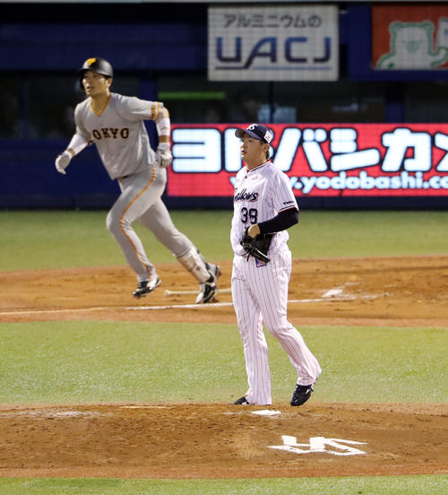 ヤクルト対巨人　8回表巨人1死、右中間に2者連続となる勝ち越しソロ本塁打を放つ大城。投手梅野（撮影・垰建太）