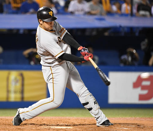 ヤクルト対巨人　9回表巨人1死一、三塁、岡本は左中間へ2点適時二塁打を放つ（撮影・山崎安昭）