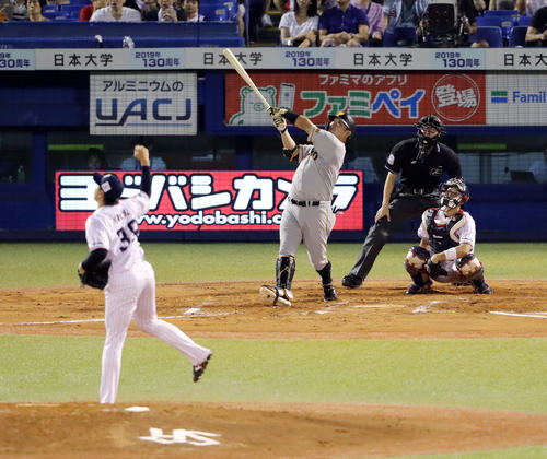 ヤクルト対巨人　8回表巨人1死、右越えソロ本塁打を放つ阿部。投手梅野（撮影・垰建太）