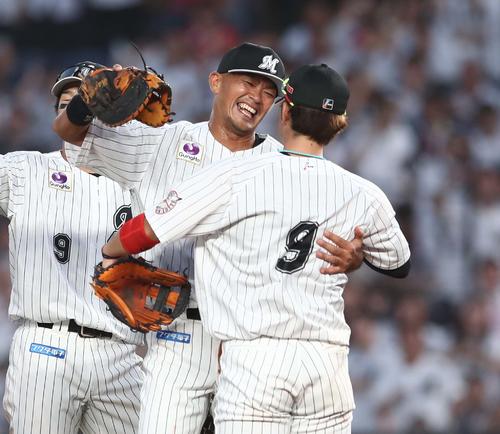 ロッテ対日本ハム　試合後、鈴木と抱き合う福浦（撮影・黒川智章）
