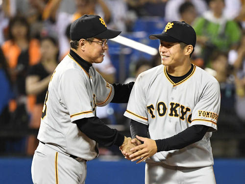 ヤクルト対巨人　移籍後初勝利を挙げた巨人古川（右）は原監督と握手する（撮影・山崎安昭）