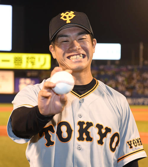ヤクルト対巨人　移籍後初勝利を挙げた巨人古川は勝利球を手に笑顔（撮影・山崎安昭）