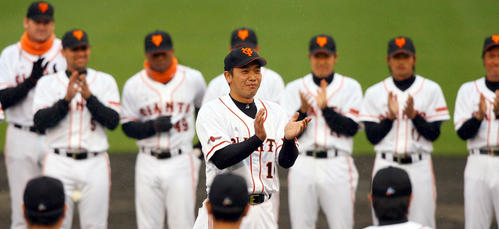 キャンプ終了となり手締めの音頭を取る阿部慎之助主将(2007年2月25日)