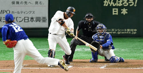 巨人対中日 6回裏巨人2死、通算400号となる右越え本塁打を放つ阿部(撮影・横山健太)