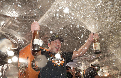 リーグ優勝を決めて歓喜のビールかけを阿部(2019年9月21日)
