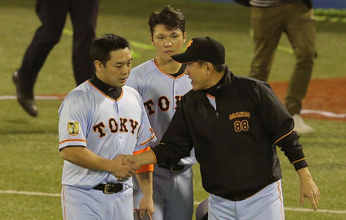 CS敗退して阿部と握手を交わす原監督。中央は坂本(2015年10月17日)