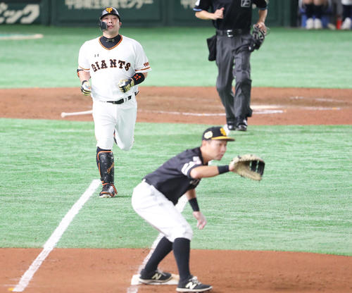 巨人対ソフトバンク 8回裏巨人1死、阿部は二ゴロに終わる(撮影・梅根麻紀)