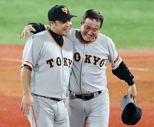 5年ぶりの優勝を決め、原監督と阿部慎之助は抱き合って喜ぶ（2019年9月21日撮影）