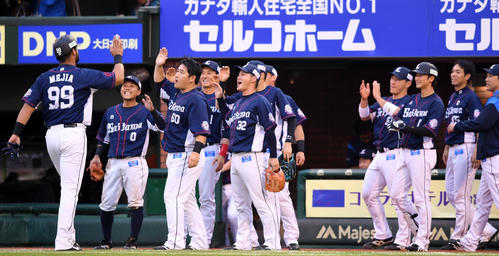 楽天対西武　8回表終了時、3点適時二塁打を放ったメヒア（左）をベンチ前に総出で迎える西武ナイン（撮影・横山健太）