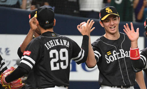オリックス対ソフトバンク　石川（左）からウイニングボールを受け取り笑顔の高橋礼（撮影・渦原淳）
