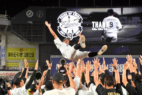 引退セレモニーでナインから胴上げされる福浦和也（撮影・柴田隆二）