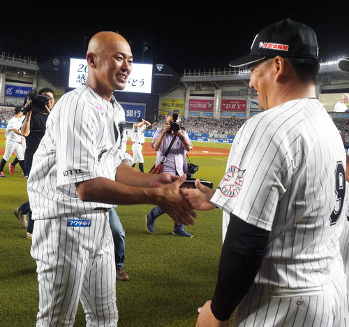 引退セレモニーで井口監督と握手する福浦（左）（撮影・柴田隆二）