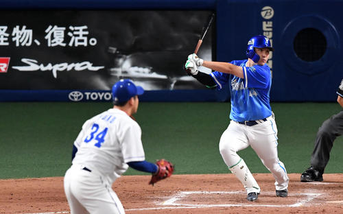 中日対DeNA　7回表DeNA2死一、二塁、佐野は左適時2点二塁打を放つ。投手福（撮影・前岡正明）