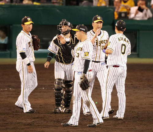 阪神対巨人　9回に登板し無失点ピッチングで締めた藤川はナインとタッチする（撮影・加藤哉）
