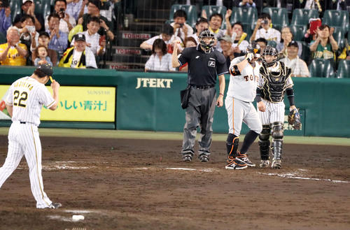 阪神対巨人　9回表巨人無死、代打阿部は空振り三振に終わり藤川（左）へ帽子のつばに触ってあいさつする（撮影・加藤哉）