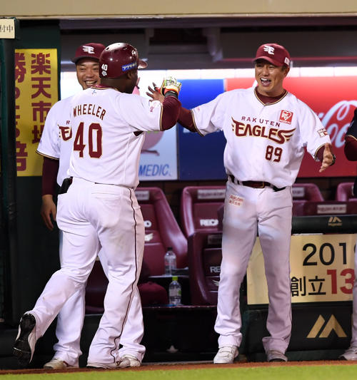 楽天対ソフトバンク　6回裏楽天2死一塁、左越え2点本塁打を放ったウィーラー（左）を笑顔で迎える平石監督（撮影・横山健太）