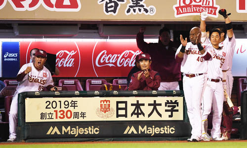 楽天対ソフトバンク　7回裏楽天1死一、二塁、三盗を決めたオコエが本塁へ生還し雄たけびを上げる平石監督（左）（撮影・横山健太）