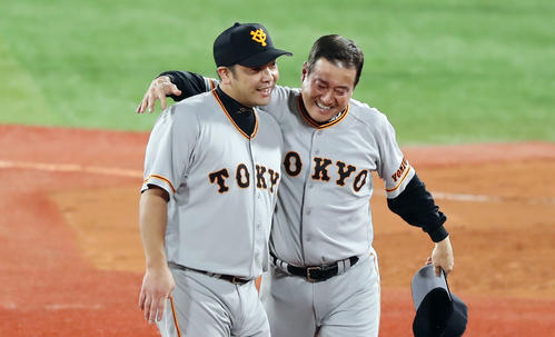5年ぶりの優勝を決め、原監督と阿部慎之助は抱き合って喜ぶ（2019年9月21日）
