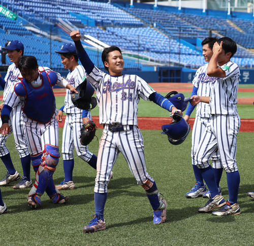亜大に勝利し応援席に向かいガッツポーズをする奈良間（撮影・河田真司）