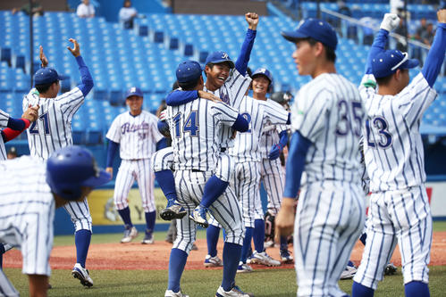 亜大対立正大　9回裏立正大2死一、二塁、奈良間の左越え逆転3点本塁打を見届け、ベンチから飛び出し歓喜に沸く立正大ナイン（撮影・河田真司）