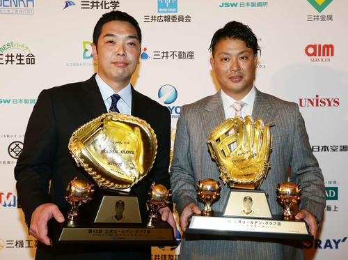 2014年12月3日、第43回三井ゴールデン・グラブ賞トロフィーを手にする巨人阿部慎之助（左）と村田修一