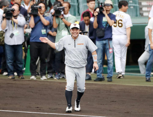 阪神対巨人　笑顔でグラウンドに出る阿部（撮影・加藤哉）