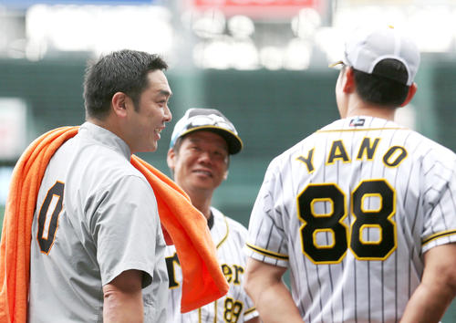 阪神対巨人　試合前、引退を発表した巨人の阿部（左）は矢野監督の元にあいさつに向かい笑顔で話す（撮影・上山淳一）