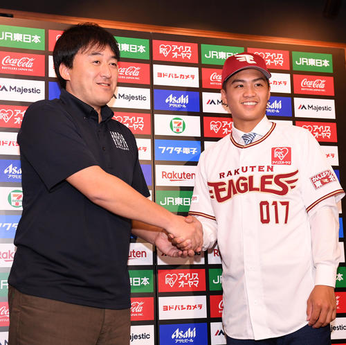 育成契約で楽天への入団が決まり石井GM（左）と握手を交わす王彦程（撮影・横山健太）