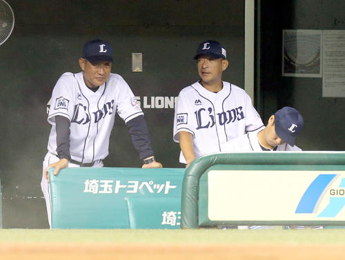 19日日本ハム戦、ベンチで会話する西武辻監督と馬場コーチ（右）