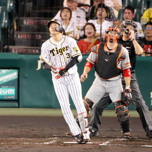 阪神対巨人　1回裏阪神1死満塁、大山は右飛を放ち犠飛となる（撮影・加藤哉）