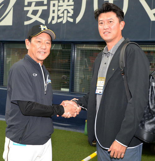 王建民（右）と握手をかわす日ハム栗山監督（撮影・渦原淳）