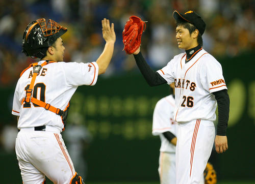 完封勝利を飾り巨人時代の内海哲也は阿部慎之助（左）とハイタッチ（2009年9月5日撮影）　