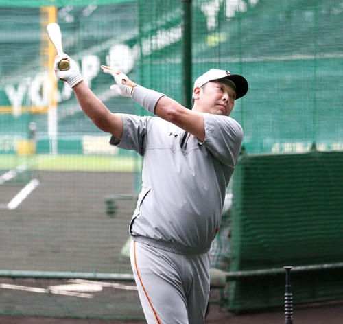 阪神対巨人　試合前、ティー打撃をする阿部（撮影・上山淳一）