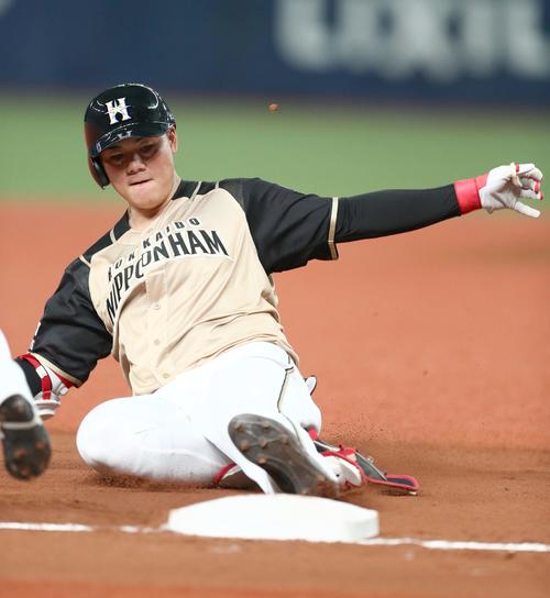 オリックス対日本ハム　3回表日本ハム2死一、二塁、左中間に2点適時三塁打を放つ清宮（撮影・黒川智章）