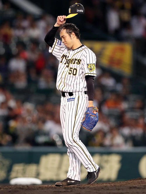 阪神対巨人　4回表巨人無死、大城に死球を与え、帽子を取って謝る青柳（撮影・前田充）