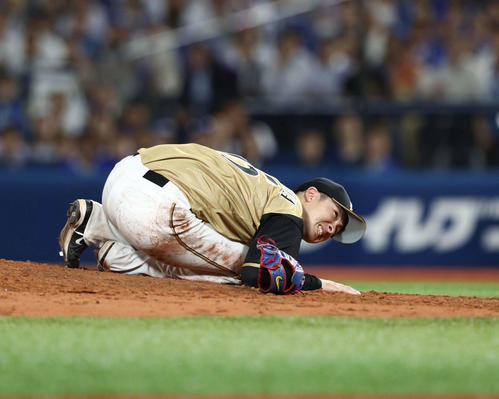 DeNA対日本ハム　6回裏DeNA2死、ソトの打球を右膝に当て崩れ落ちた上沢（2019年6月18日撮影）